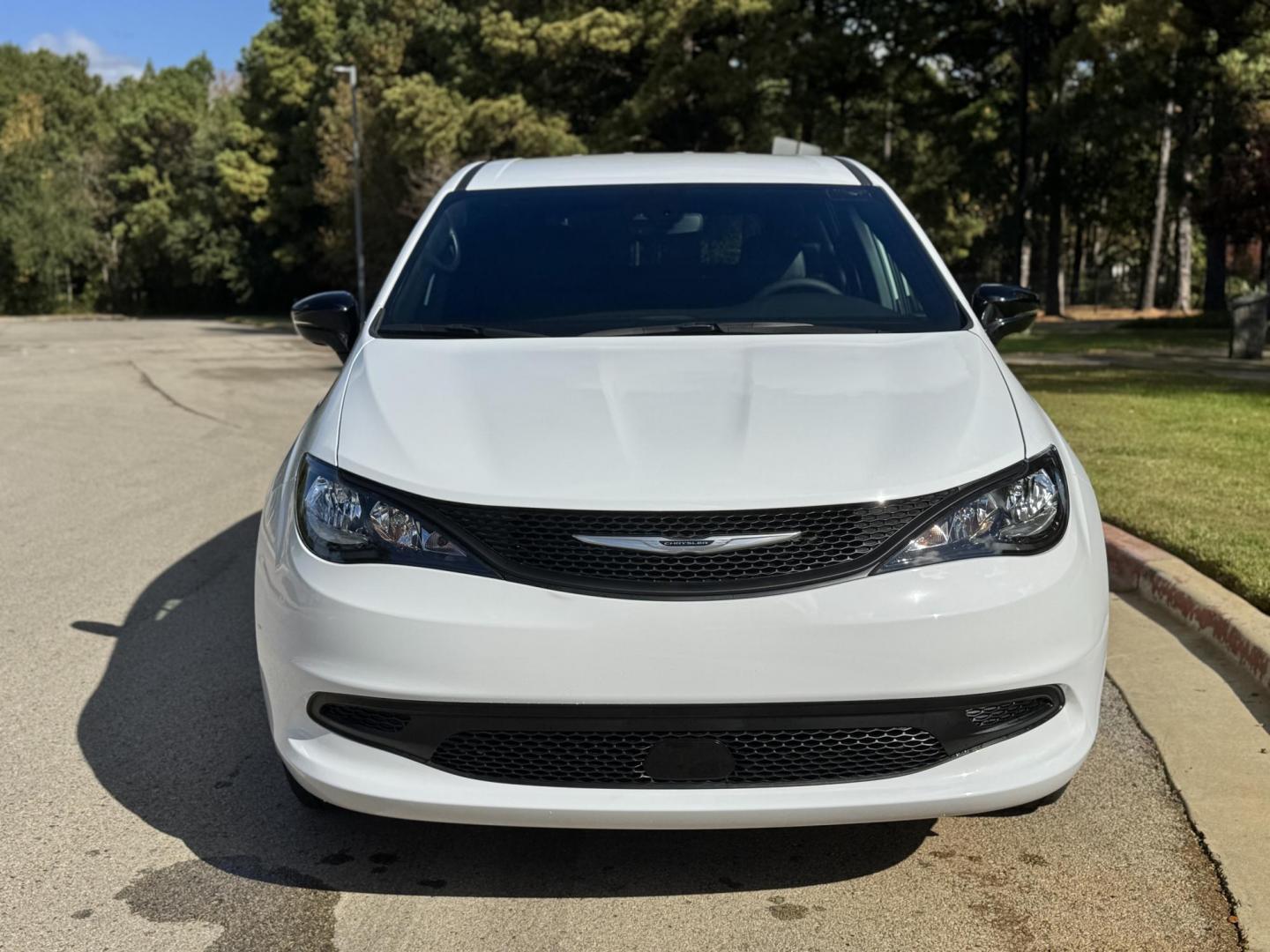 2025 white CHRYSLER VOYAGER (2C4RC1CG15R) - Nunc egestas non eros vel tincidunt. Aliquam sit amet mauris eget diam pulvinar mollis. Proin iaculis elementum orci commodo convallis. Ut pulvinar dolor et lobortis scelerisque.- Photo#1