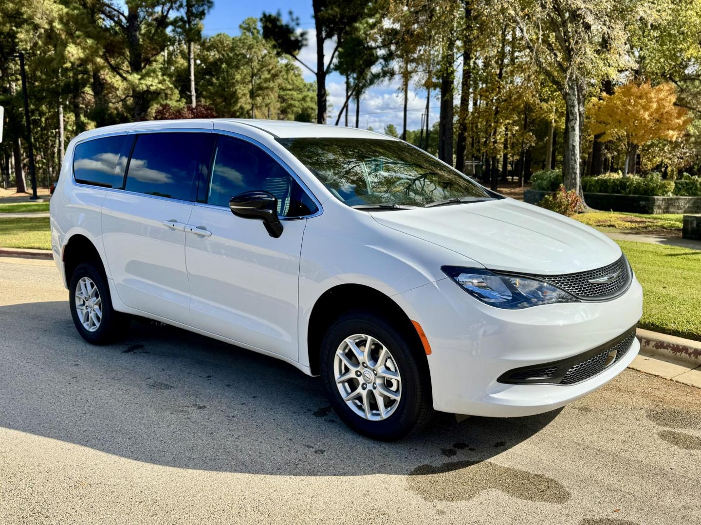 2025 white CHRYSLER VOYAGER (2C4RC1CG15R) - Nunc egestas non eros vel tincidunt. Aliquam sit amet mauris eget diam pulvinar mollis. Proin iaculis elementum orci commodo convallis. Ut pulvinar dolor et lobortis scelerisque.- Photo#0