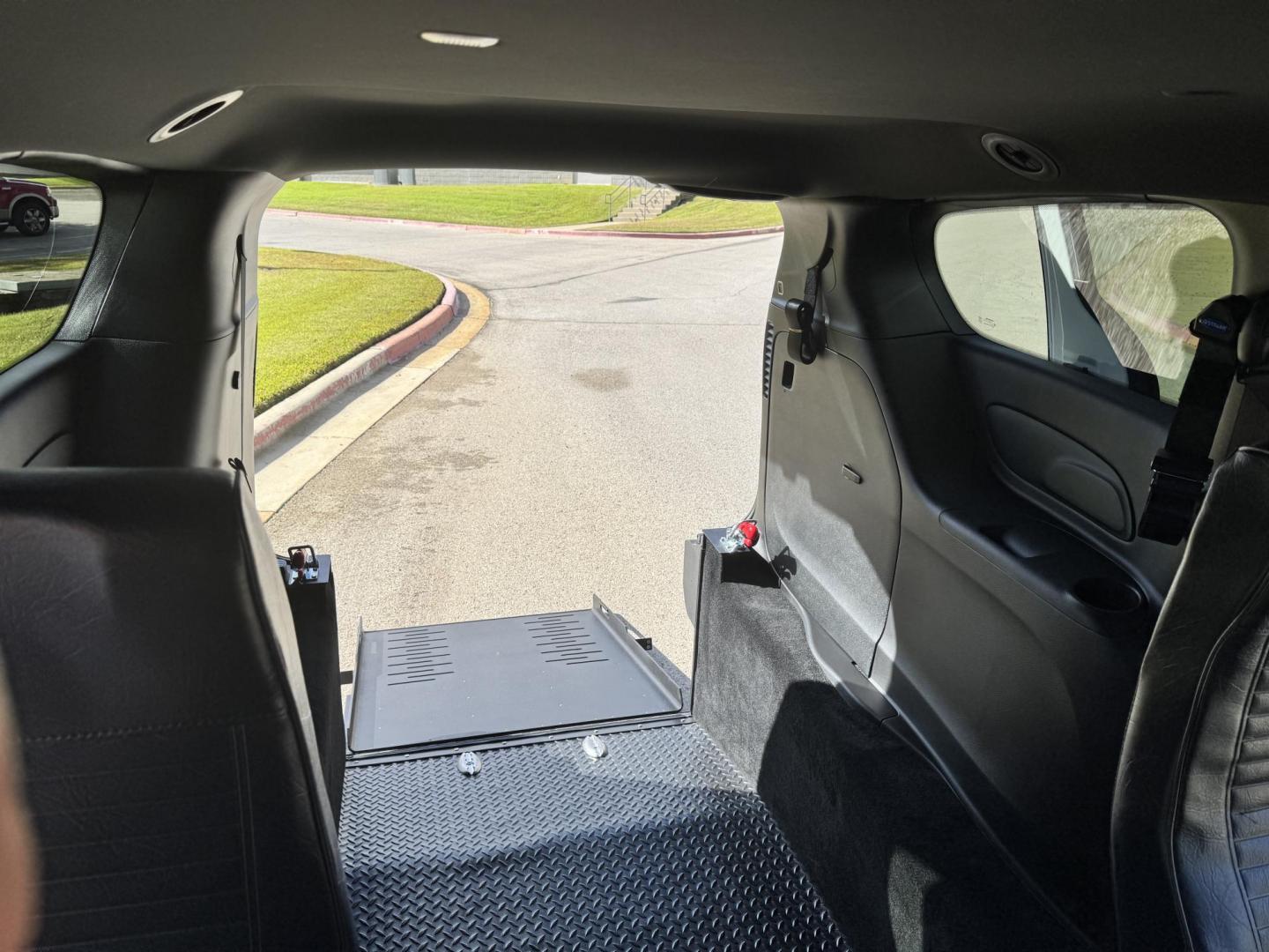 2025 white CHRYSLER VOYAGER (2C4RC1CG15R) - Nunc egestas non eros vel tincidunt. Aliquam sit amet mauris eget diam pulvinar mollis. Proin iaculis elementum orci commodo convallis. Ut pulvinar dolor et lobortis scelerisque.- Photo#3