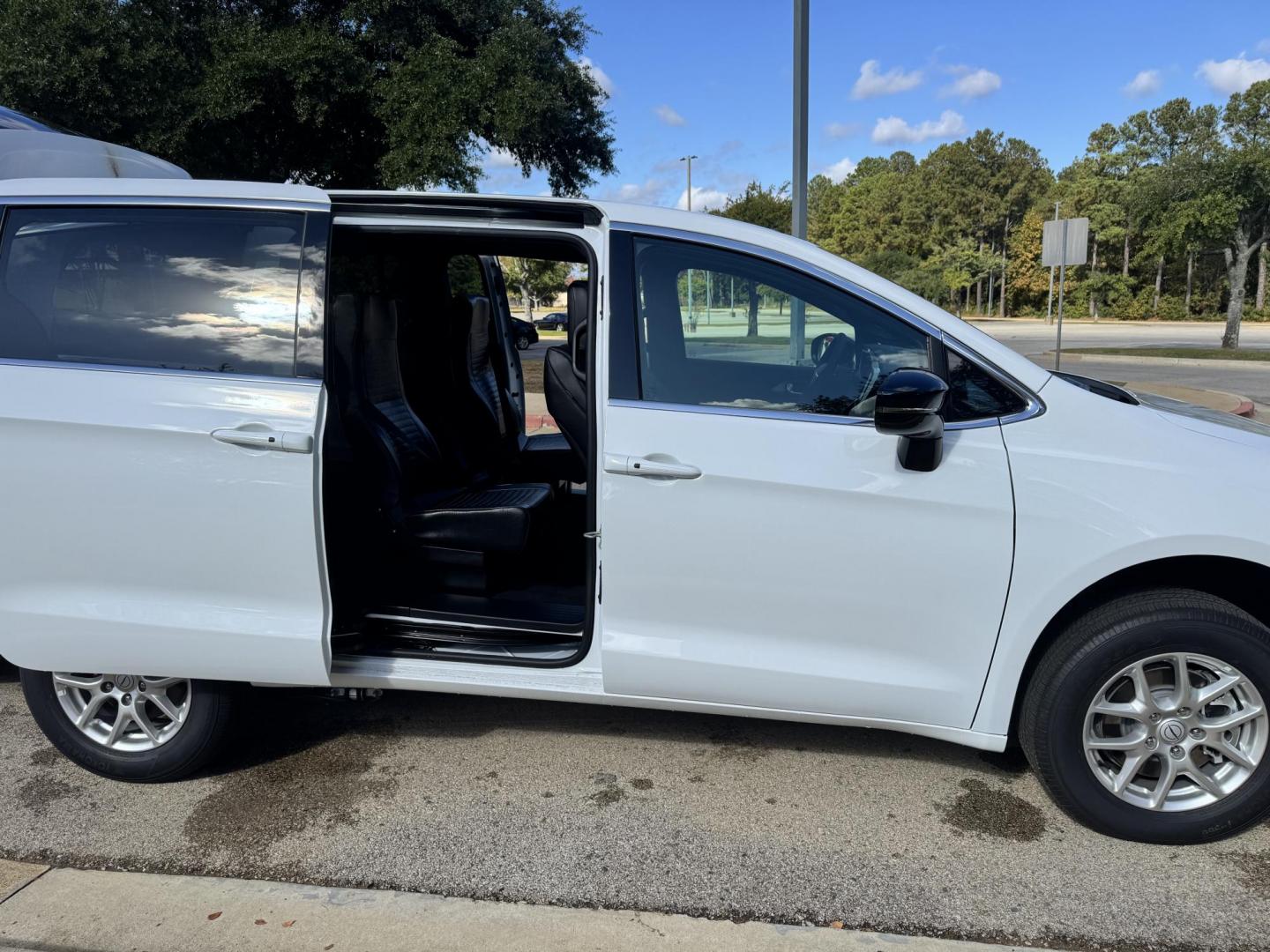 2025 white CHRYSLER VOYAGER (2C4RC1CG15R) - Nunc egestas non eros vel tincidunt. Aliquam sit amet mauris eget diam pulvinar mollis. Proin iaculis elementum orci commodo convallis. Ut pulvinar dolor et lobortis scelerisque.- Photo#5